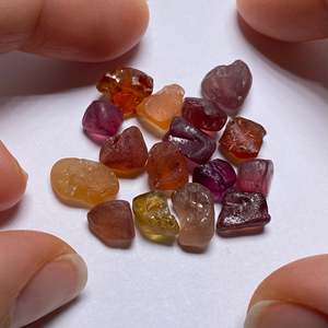 Piedras Preciosas Sueltas de Granate Rojo Ojo de Gato, Calibradas en Formas de Marquesa, Ovaladas, Cuadradas, Rectangulares y Triangulares de 8mm, en Tonos Marrón, Verde y Azul - Product Image 1