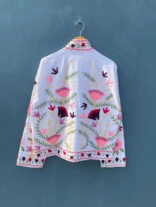 Gamme de luxe Vêtements d'hiver créatifs Prix de gros Belles vestes en fourrure brodées à la main Style bohème pour femmes Vente en gros - Product Image 5