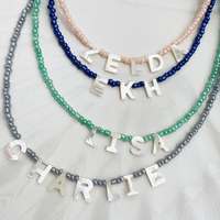 Collier léger personnalisé en perles de nacre et pierres naturelles colorées, avec lettres, faible MOQ