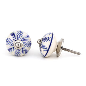 Perilla de cerámica blanca con tirador de cajón decorativo de diseño geométrico azul - Product Image 3