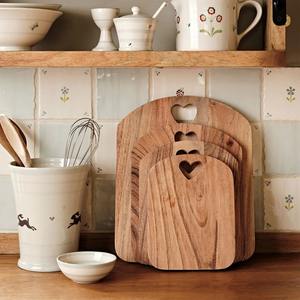 Ensemble de deux planches en bois avec poignée en forme de cœur, parfaites pour couper les fruits, les légumes et pour servir les invités, provenance d'Inde - Product Image 4