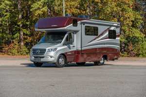 Sprinter 3500XD Isata Serie 3 2023 ~7,500 Millas, Turbodiésel V6, Deslizador de Pared, Cama Queen-Size - Product Image 2