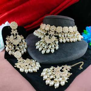 Collier Kundan délicat serti de perles éthérées douces Maang Tikka travail suspendu bijoux de mode gracieusement ornés - Product Image 1