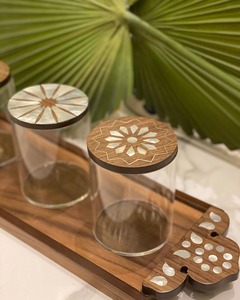 Ensemble de boîtes de rangement alimentaire carrées classiques faites à la main avec incrustation de nacre, couvercle en bois, base en acrylique pour l'Aïd el-Fitr et le Ramadan, en provenance d'Inde - Product Image 1