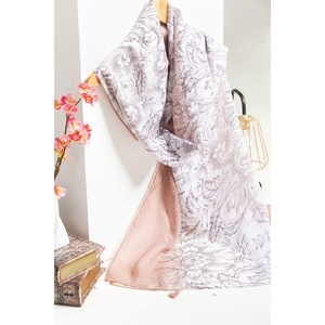 Écharpe longue en satin imprimé multi-geometrique élégante pour femme, style sergé de luxe avec impression numérique pour le printemps et l'été - Product Image 1