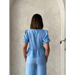 Colección al por Mayor de Blusas Bordadas con Lazo Frontal para Mujer - Product Image 3