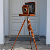 Appareil photo vintage de style rétro avec trépied en bois Pièce de décoration intérieure élégante idéale pour l'affichage de la photographie classique