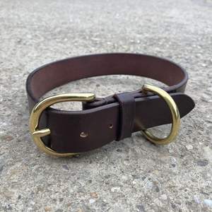 Collier de chien en cuir de bride anglaise cousu à la main avec boucle en laiton anglais et anneau de Dee plaqué or - Product Image 2