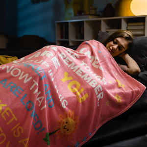 Manta de Franela Personalizada con Frases Inspiradoras - Regalo de Cuidado y Abrazo para Mujeres - Product Image 3