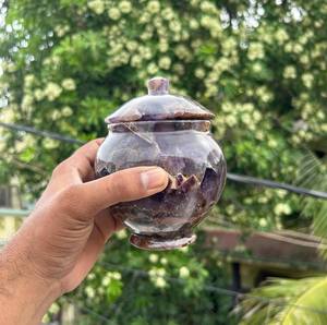 Jarra de Cuarzo Amatista Natural Tallada en India con Tapa, Recipiente de Piedra Curativa, Contenedor Decorativo de Piedra - Product Image 4