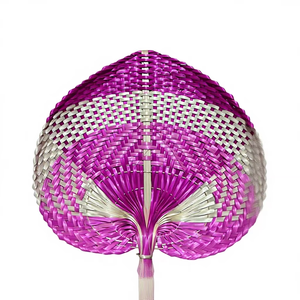 Éventail en feuilles de palmier de qualité supérieure, fabriqué au Vietnam, pour la décoration de spas de luxe et la protection des clients du soleil estival, avec style. - Product Image 1