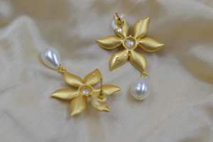 การออกแบบดอกไม้ที่ทําด้วยมือแบบดั้งเดิมเคลือบทองตกแต่งห่วงทองเหลืองหินสตั๊ดต่างหูสําหรับเด็กหญิงและสตรี - Product Image 5