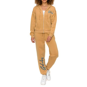 Survêtement de broderie élégant avec un design de point détaillé Survêtement de broderie classique Ensemble confortable avec fil personnalisé - Product Image 1