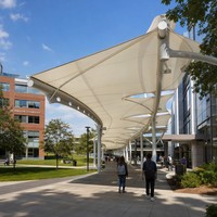 Auvent de passerelle moderne en membrane PTFE PVDF, abri solaire commercial pour centre commercial
