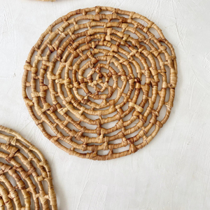 แผ่นรองน้ำผักตบชวาทรงกลมน่ารักเป็นมิตรต่อสิ่งแวดล้อมผลิตจากเวียดนามแผ่นรองจานทอสำหรับตกแต่งโต๊ะขายส่ง - Product Image 1