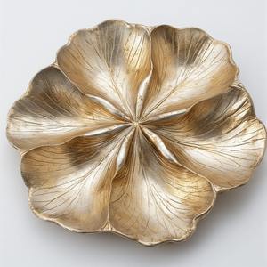 Serveur de fruits secs en aluminium décoratif avec trois compartiments en forme de feuille Finition or antique conçue pour les repas décoratifs. - Product Image 1