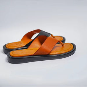 Chanclas de cuero genuino hechas a mano en negro y marrón para mujer, diseño plano moderno de MS Handicraft - Product Image 1