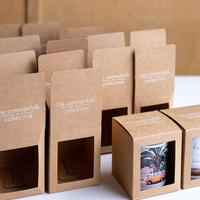 Weiße Tinte gedruckt Kraft Wellpappe Versand becher Box mit Fenster Fabrik bietet benutzer definierte Größe Design Logo und Struktur Optionen