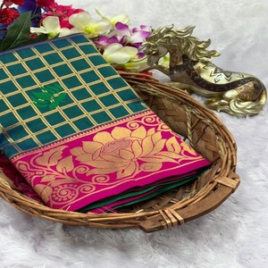 ผ้าไหมปาธาณี VASTRA COTTAGE ลายตารางดอกบัว ผ้าปาธาณีทอสีสันสดใส ขอบลายดอกไม้แบบพิเศษ พร้อมเสื้อผ้าลายดอกไม้ - Product Image 2