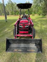 TRACTOR CARGADOR MAHINDRA 1626 DE ALTO RENDIMIENTO, 25.9 HP, 4X4, MOTOR DIÉSEL DE 3 CILINDROS, SISTEMA DE TRANSMISIÓN HIDROSTÁTICA DE 3 RANGOS EN VENTA