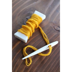 Aiguille à enfiler en os de buffle imperméable et fabriquée à la main Outil naturel poli Travail du cuir Couture Tissage Artisanat moderne - Product Image 4