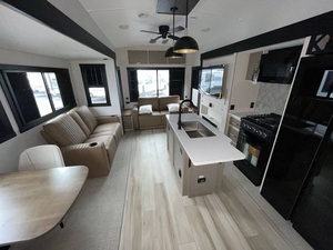 Nuevo 2025 Forest River Wildwood Heritage Glenn 369BL - Product Image 5