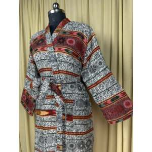 เสื้อคลุมคาร์ดิแกนลายทางสีขาวสำหรับผู้หญิง ผสมขนจามรี อุ่นสบาย เหมาะสำหรับฤดูหนาว สไตล์โรแมนติก มีกระเป๋า  ไซส์ฟรี  แบบกิโมโน - Product Image 6