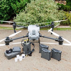 Drone pulvérisateur DJI Agras T50 neuf et parfait, avec accessoires complets - Product Image 3