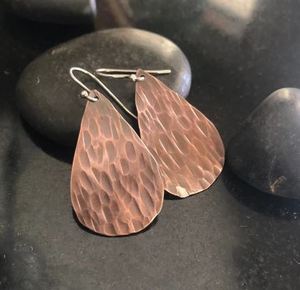 Boucles d'oreilles pendantes ovales en cuivre massif, artisanales, écologiques, modernes, avec logo personnalisé, cadeau personnalisable pour la fête des mères - Product Image 1