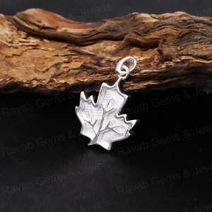 Pendentif en argent véritable 925 fait à la main avec sertissage en forme de feuille d'érable, résine, souvenir de cendres, bijoux au design magnifique, cadeau pour la fête des mères - Product Image 4