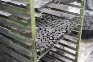 Charbon de bois de noix de coco et de bambou pour shisha et narguilé avec des briquettes de barbecue à motifs de coquille de sciure - Product Image 2