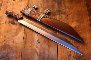 Couteau de chef viking fait main, lame en acier inoxydable, ambidextre, écologique, avec manche en bois gravé artisanal, étui en cuir - Product Image 3