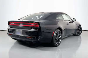 Auto Usado de Lujo 2022-2025, Sedán Automático con Asientos de Cuero, Techo Panorámico, Volante a la Izquierda, Neumáticos R17, Motor Euro 4.1-6L 150-200Ps - Product Image 6