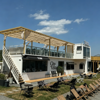 Café conteneur créatif très demandé avec escalier extérieur et grande terrasse pour commerce ou réception touristique
