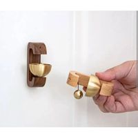Cloche en laiton de style minimaliste avec poignées en bois, objet de décoration pour la maison