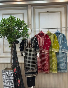 Ssumaira Collection 2026 Ensemble robe d'hiver moderne 3 pièces Pantalon de broderie en coton & Salwar Kameez pour les fêtes - Product Image 4