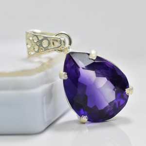 จี้พลอยทัวร์มาลีนสีม่วงธรรมชาติทรงลูกแพร์ 31.70 กะรัต รับรองคุณภาพ ตัวเรือนเงินแท้ 925 ของขวัญวันเกิดสำหรับเธอ - Product Image 4