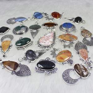 สร้อยคอเครื่องประดับเงินพร้อมจี้อัญมณีทรงหลังเบี้ยผสมอย่างงดงาม - Product Image 3