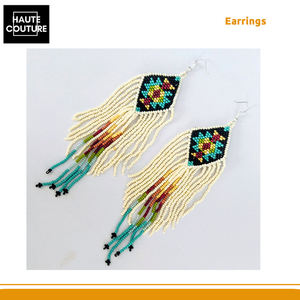 Grand choix de boucles d'oreilles pour femmes, fabriquées et brodées à la main - losange avec des glands blancs, provenant d'un fabricant indien - Product Image 3