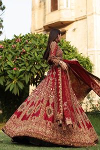 TRENDY--MAROON ชุดเจ้าสาว lehenga และชุด dupatta กับ dabka ประดับ, หิน, ไข่มุก, งานปักสำหรับงานแต่งงาน = 2024 - Product Image 2