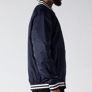 Veste universitaire en gros de nouvelle conception pour hommes avec contraste de couleurs rouge et noir, veste de baseball universitaire, veste bomber d'hiver - Product Image 3