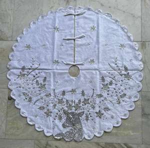 Falda de árbol de Navidad diseñada con materiales de alta gama para un aspecto lujoso, ideal para una elegante decoración navideña y soporte de árbol - Product Image 1