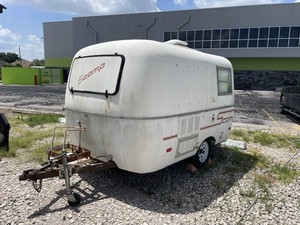 Remolque de Viaje Scamp de 13 pies de 1977 |   Completamente renovado |   Neumáticos y Eje Nuevos |   Capacidad para 4 personas - Product Image 6