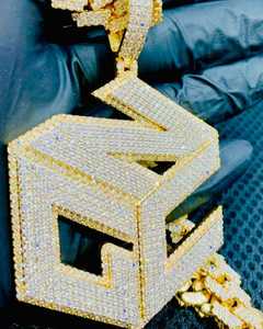 Dijes de Letra Inicial con Corona Clásica, Chapados en Oro Amarillo de 18K, Moissanita de Corte de 4 Quilates, Estilo Hip Hop para Niños - Product Image 4