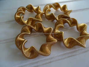 Anneaux de serviette en bois personnalisés de qualité supérieure Formes uniques Décor de table de mariage abordable Meilleure vente Anneaux de serviette en métal fini or - Product Image 4