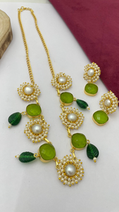 Ensemble de collier Mala en perles de pierre Jaipuri de qualité supérieure avec boucles d'oreilles assorties, idéal pour les mariages indiens traditionnels, les festivals et les fêtes - Product Image 3