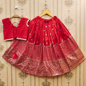 Ensemble de lehenga choli de mariée rouge de créateur, entièrement cousu, en polyester, longueur au sol, lourdement brodé de paillettes, pour mariages et fêtes de Diwali - Product Image 2