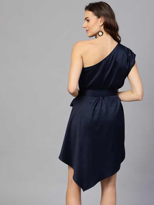 El Vestido de satén azul marino más vendido para mujer Un hombro Estilo ajustado y acampanado Diseño moderno elegante Tallas personalizadas al mejor precio - Product Image 4