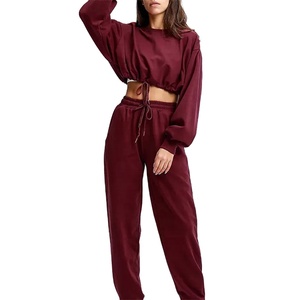 Sweat court rouge vin et survêtement jogger ensemble 2 pièces femmes co-ord tenue de salon à manches longues avec pantalon - Product Image 1