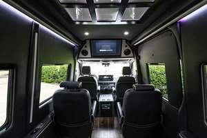 Fourgonnette Sprinter de tourisme transformée en caravane à vendre, toit surélevé, diesel, configuration minibus avec couchages pour le voyage, modèle 2024 - Product Image 3